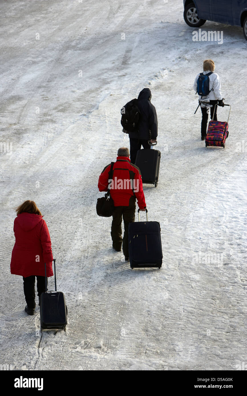 Leute ziehen mit Rädern Gepäck zu Fuß übers Eis bei Kirkenes-Hafen-Finnmark-Norwegen-Europa Stockfoto