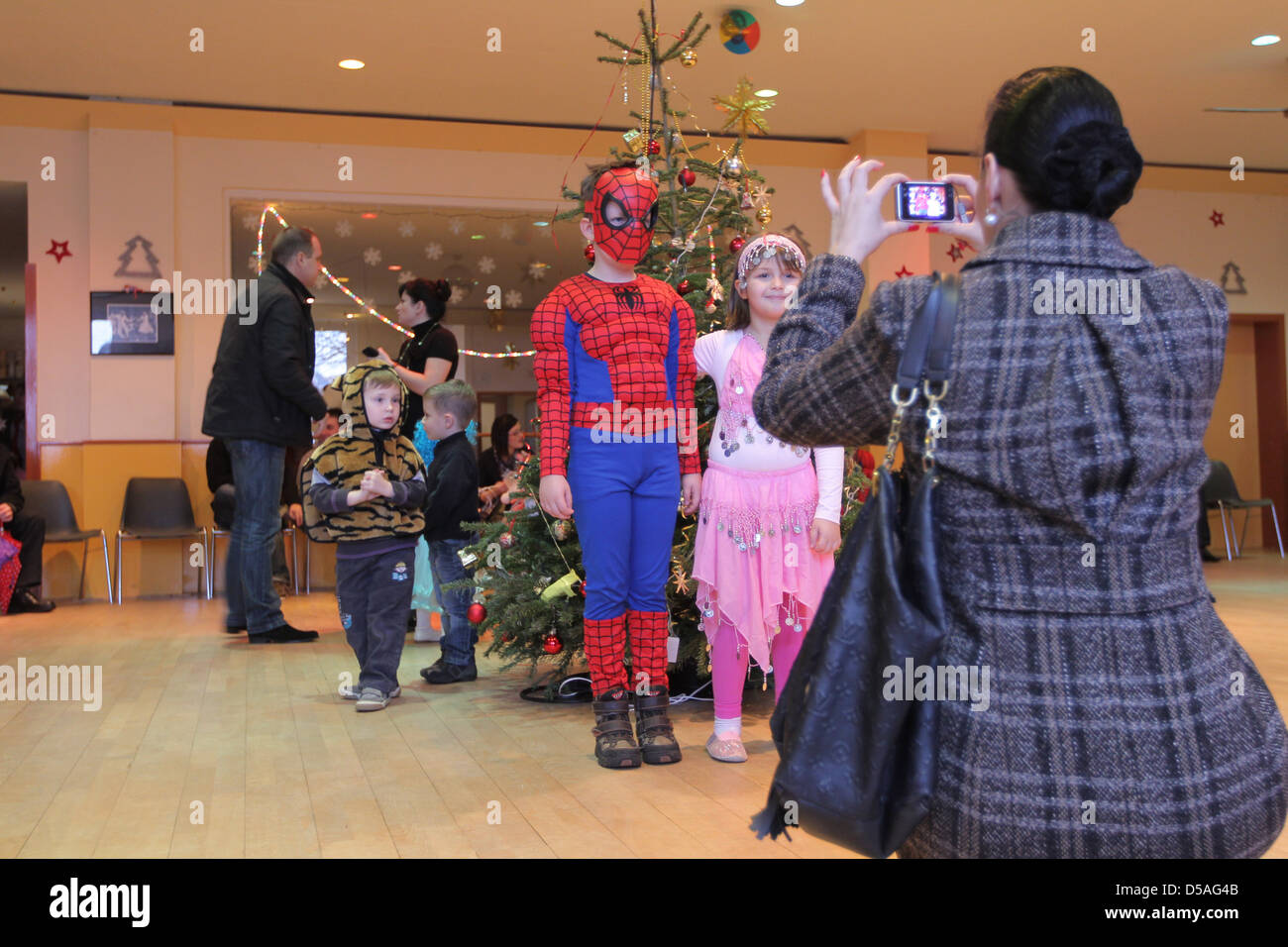 Kinder verkleiden zu Weihnachten die russische Community in Flensburg Stockfoto