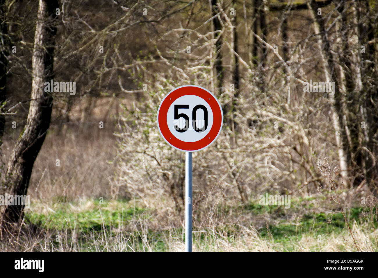 Melden Sie sich unter Angabe Tempolimit von 50 km/h in der deutschen Landschaft in der Nähe von Berlin. Stockfoto