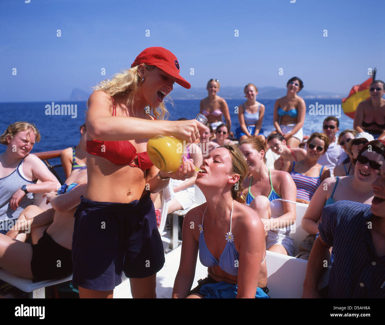 Trinkspiele am Partyboot Kreuzfahrt Ausflug, Ibiza, Balearen, Spanien Stockfoto