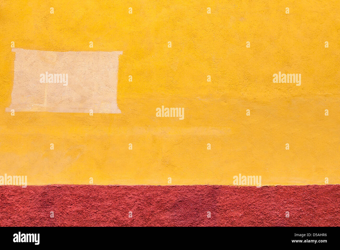 Gelbe Adobe Wand eines traditionellen mexikanischen Haus Stockfoto