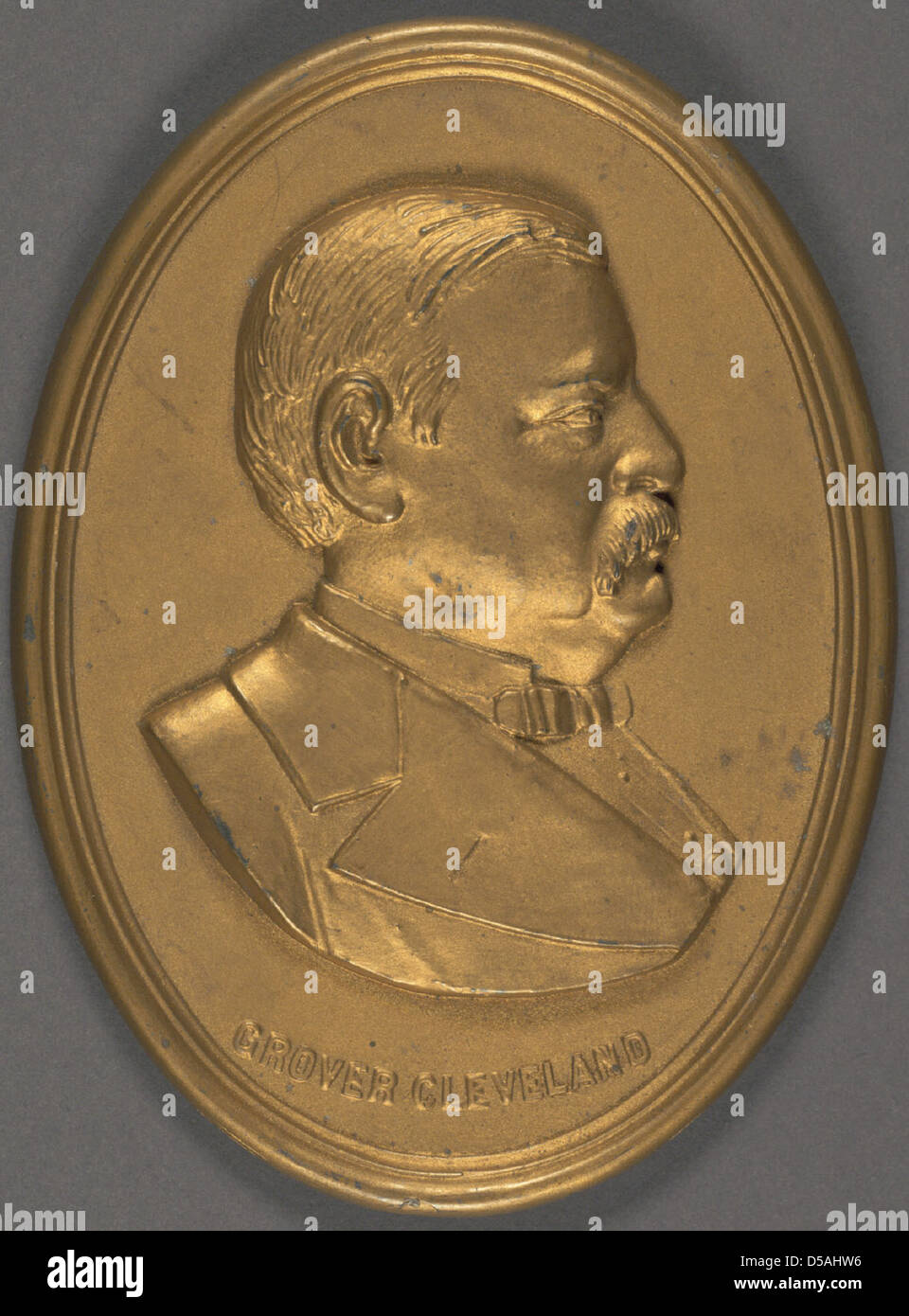 Eine Cleveland Metal Portrait-Plakette aus dem Jahr 1884 mit einem Basreliefs von Grover Cleveland. Die Gedenktafel dient sowohl als künstlerisches als auch als Erinnerungsstück aus dem späten 19. Jahrhundert. Stockfoto