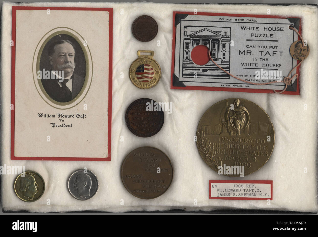 Artikel im Zusammenhang mit der Präsidentschaftskampagne von Taft-Sherman von 1908 bis 1909, darunter Kampagnenmaterial, Medaillons und Werbeabzeichen aus dieser Zeit. Stockfoto