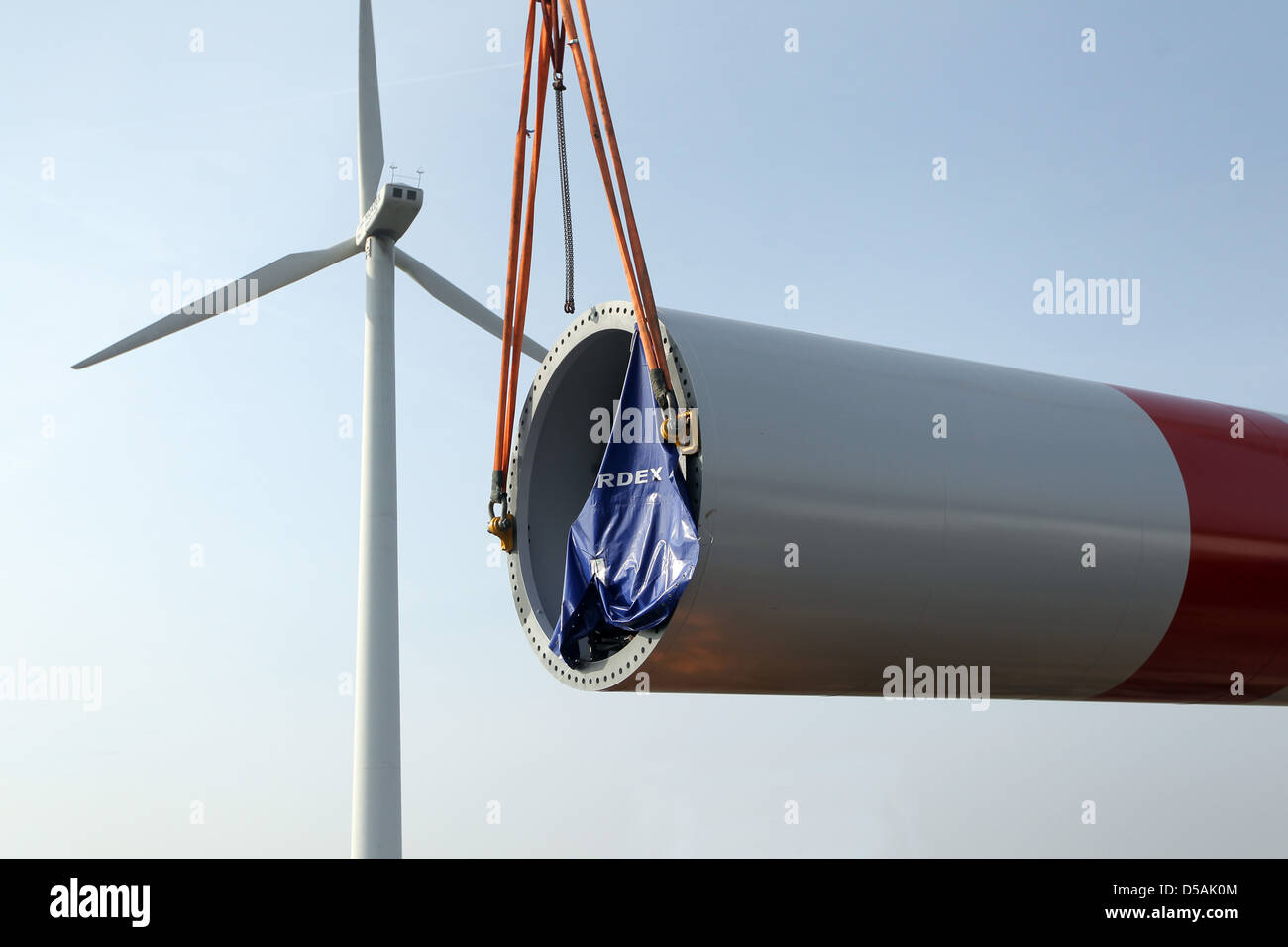 Geben, Deutschland, installiert mit Hilfe von zwei Kränen, ein Wind-Turbine-Unternehmen Nordex (Nordex Modell 100) Stockfoto