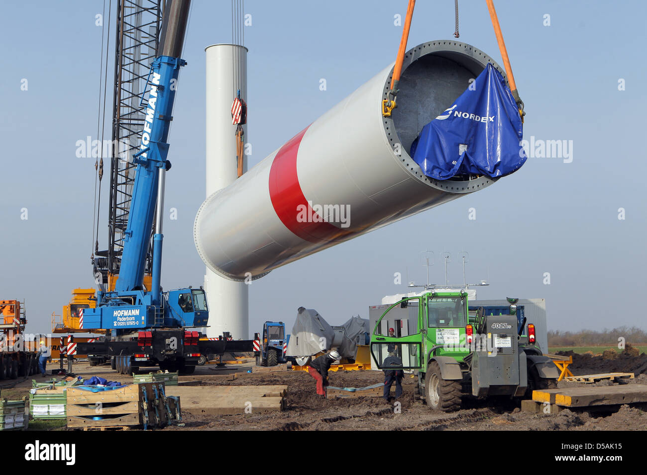 Geben, Deutschland, installiert mit Hilfe von zwei Kränen, ein Wind-Turbine-Unternehmen Nordex (Nordex Modell 100) Stockfoto