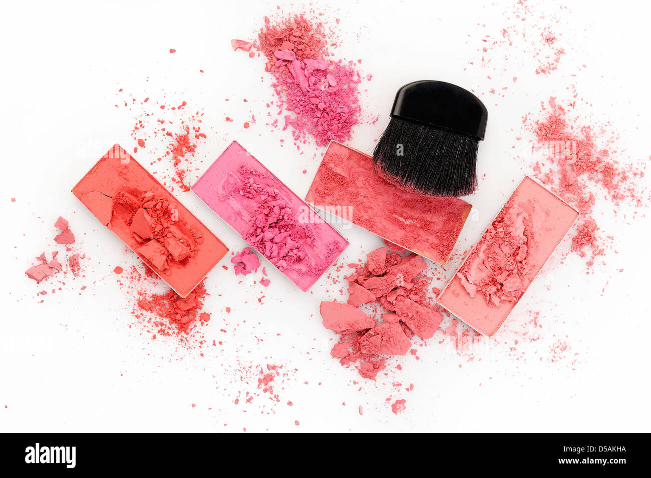 Make-up Pinsel und Puder auf weißem Hintergrund Stockfoto
