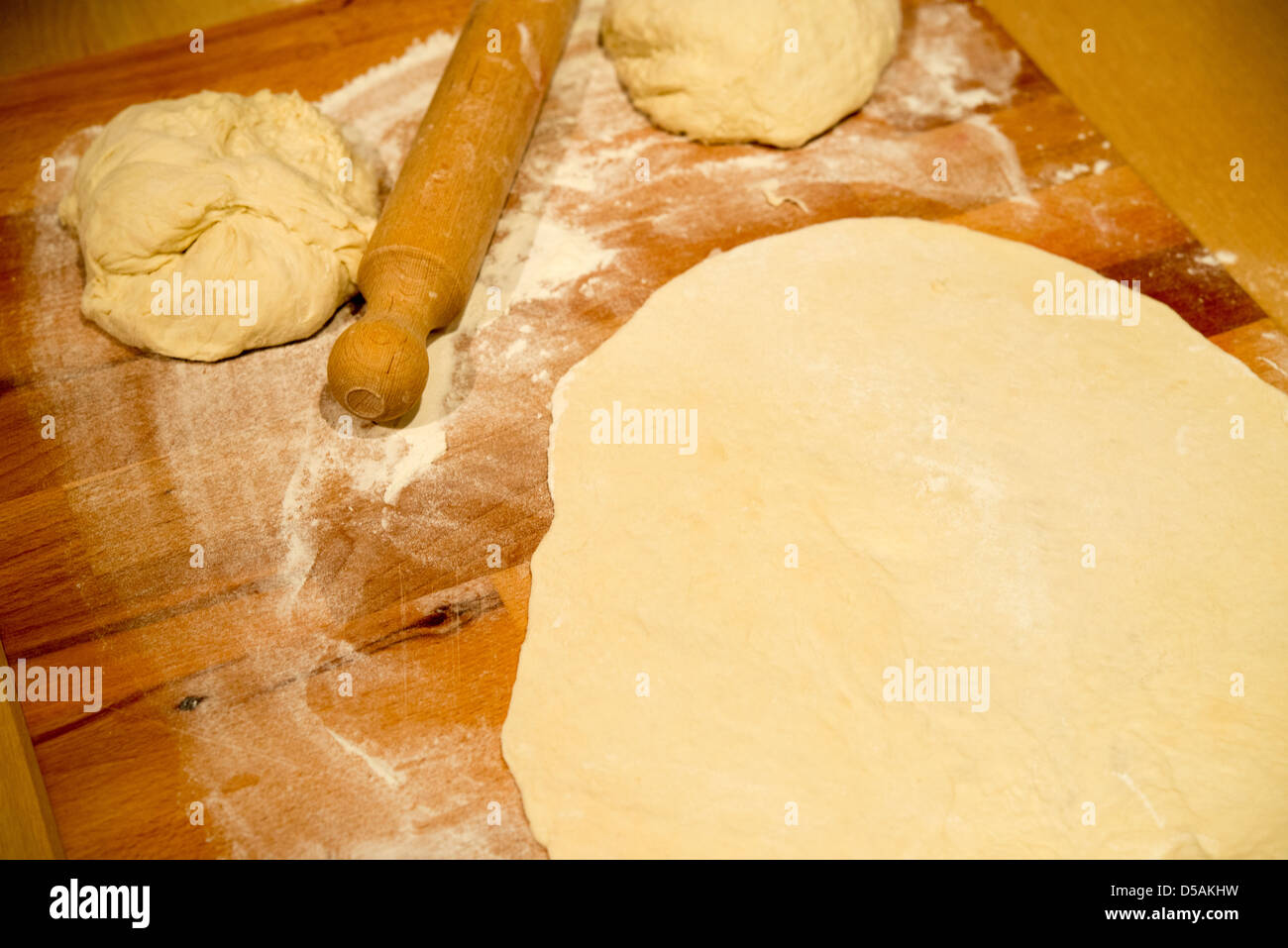 Das Making of einer klassischen italienischen Cudine: Pizza Stockfoto