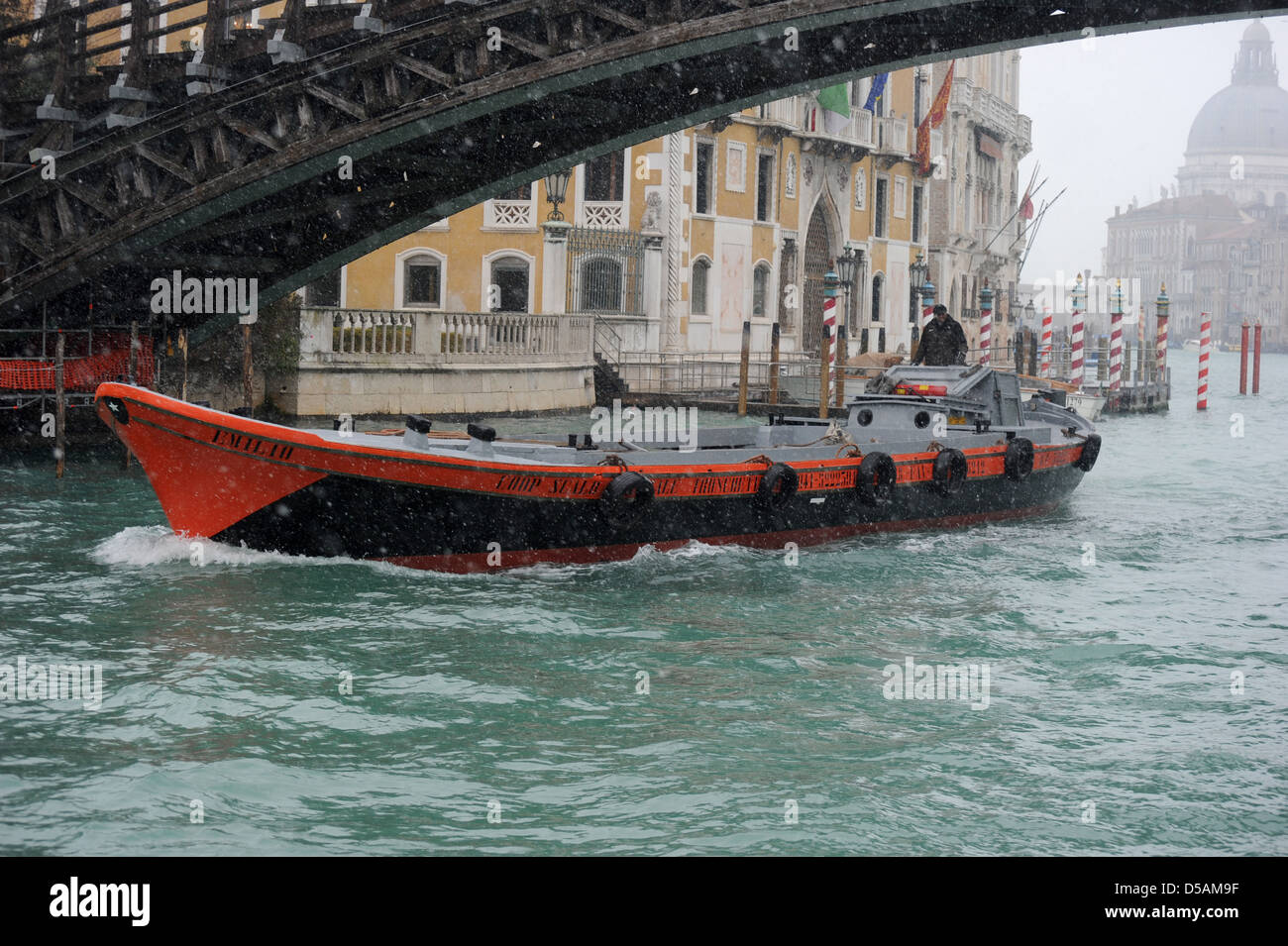 Traditionelle Arbeitsboot Venedig Italien Stockfoto