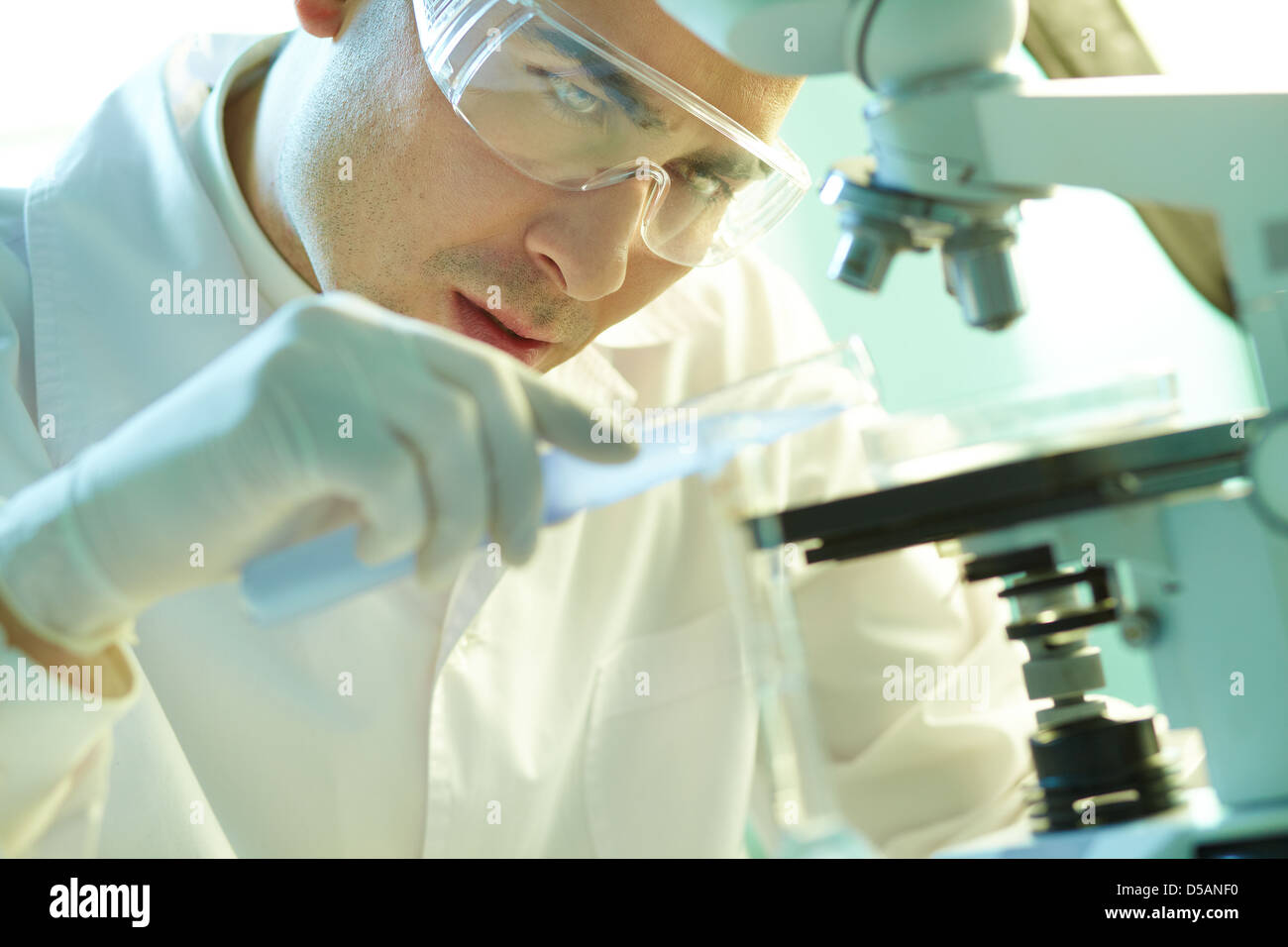 Lab-Arbeiter eine pharmakologische Forschung konzentriert Stockfoto