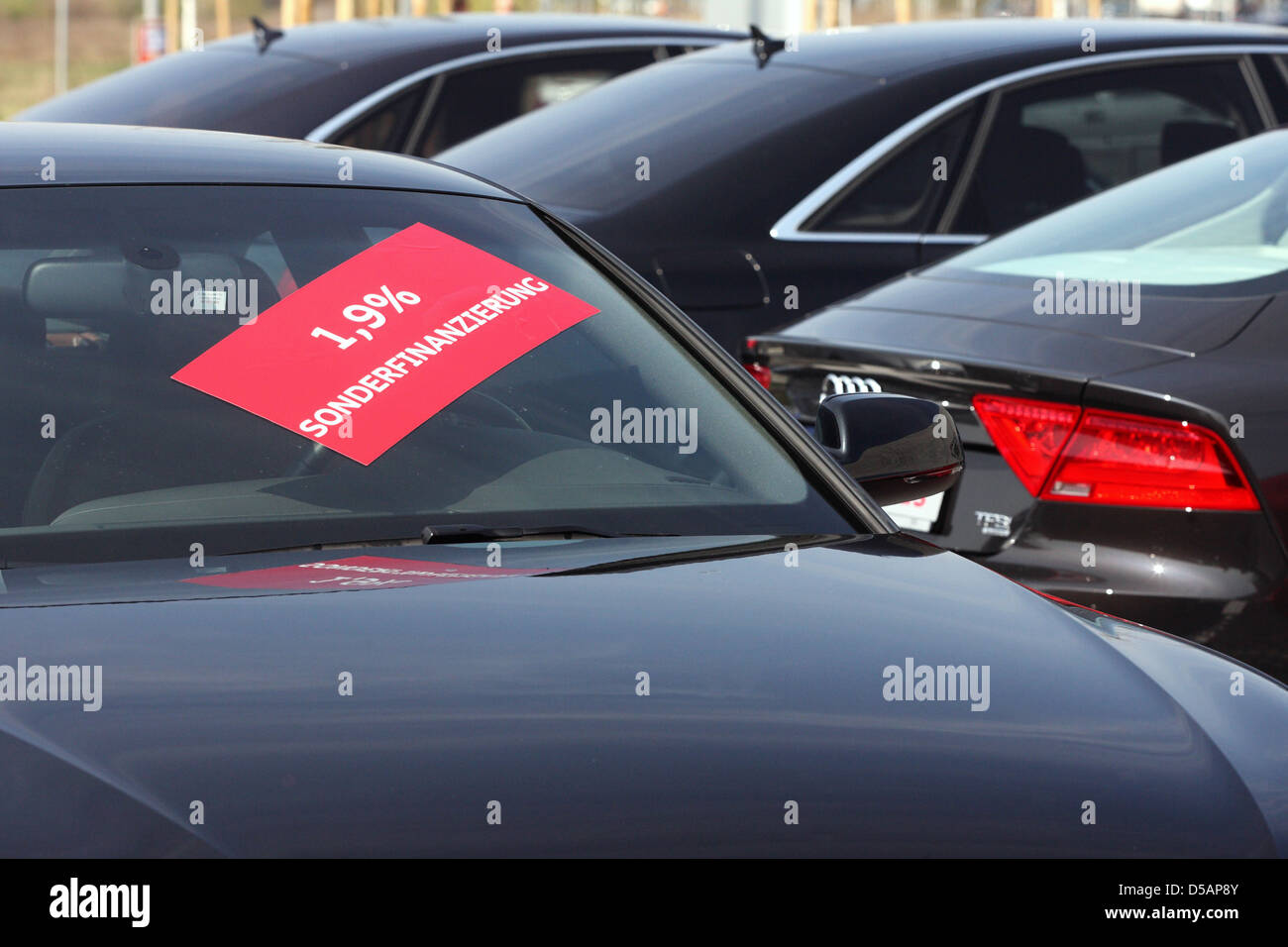 Berlin, Deutschland, Werbung für Kfz-Kredite auf dem Audi-Auto-Center Berlin Adlershof Stockfoto