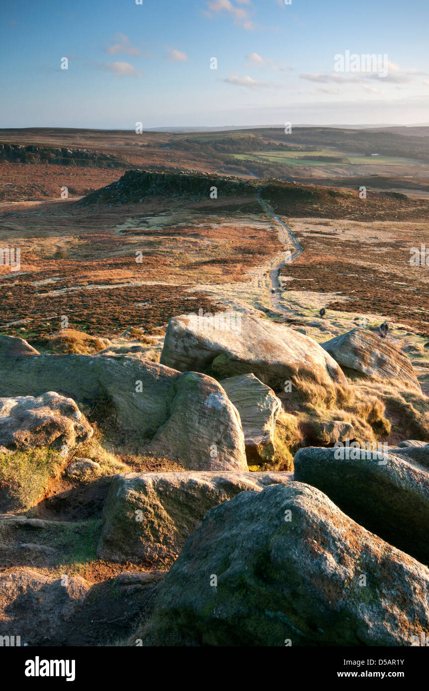Blick vom Higger Tor in Richtung Schauspielerei Felsen und Carl Wark, The Peak District National Park. Stockfoto