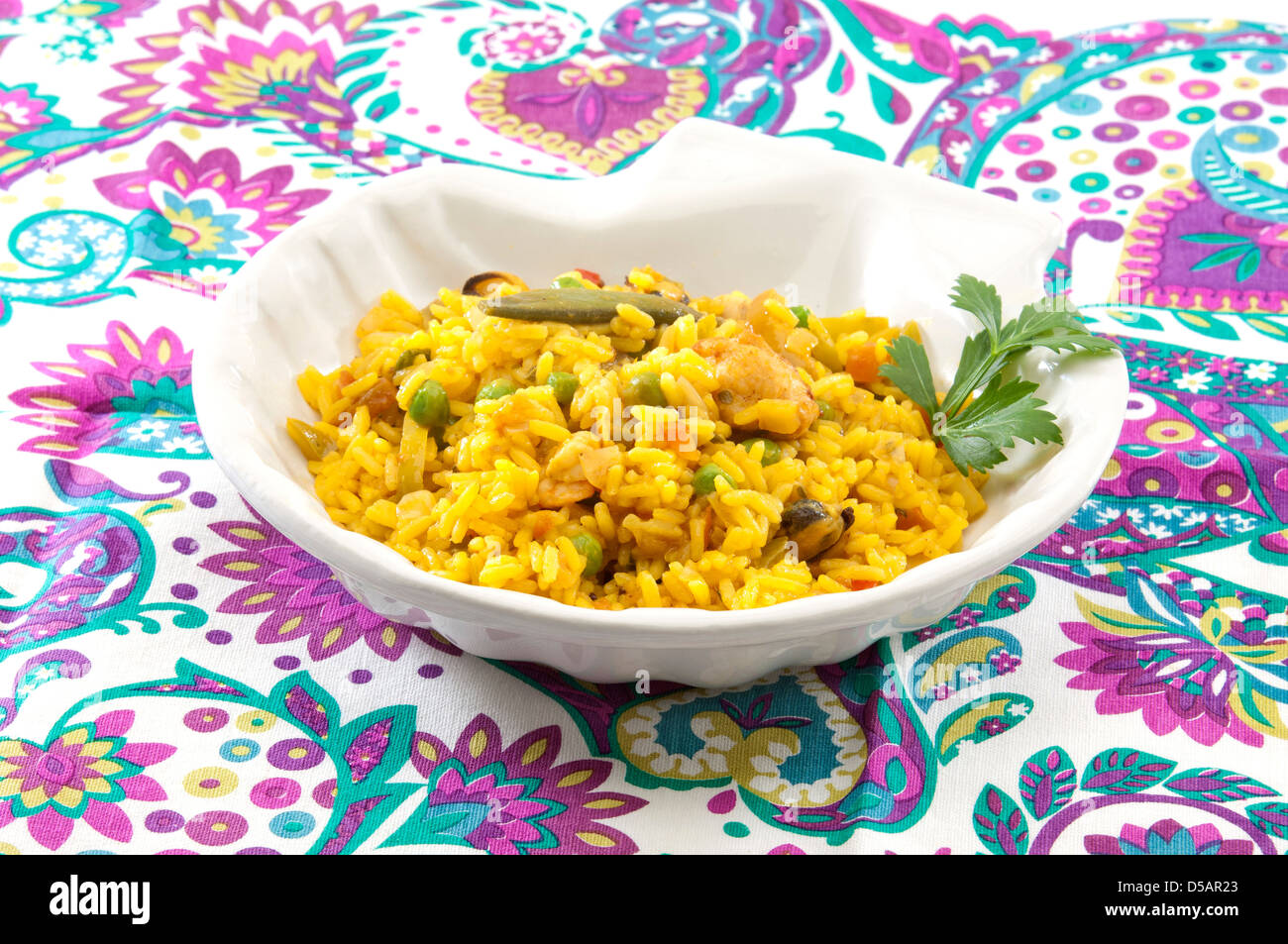 Paella-gebratene würzige Reis mit Huhn, Meeresfrüchten und Gemüse Stockfoto