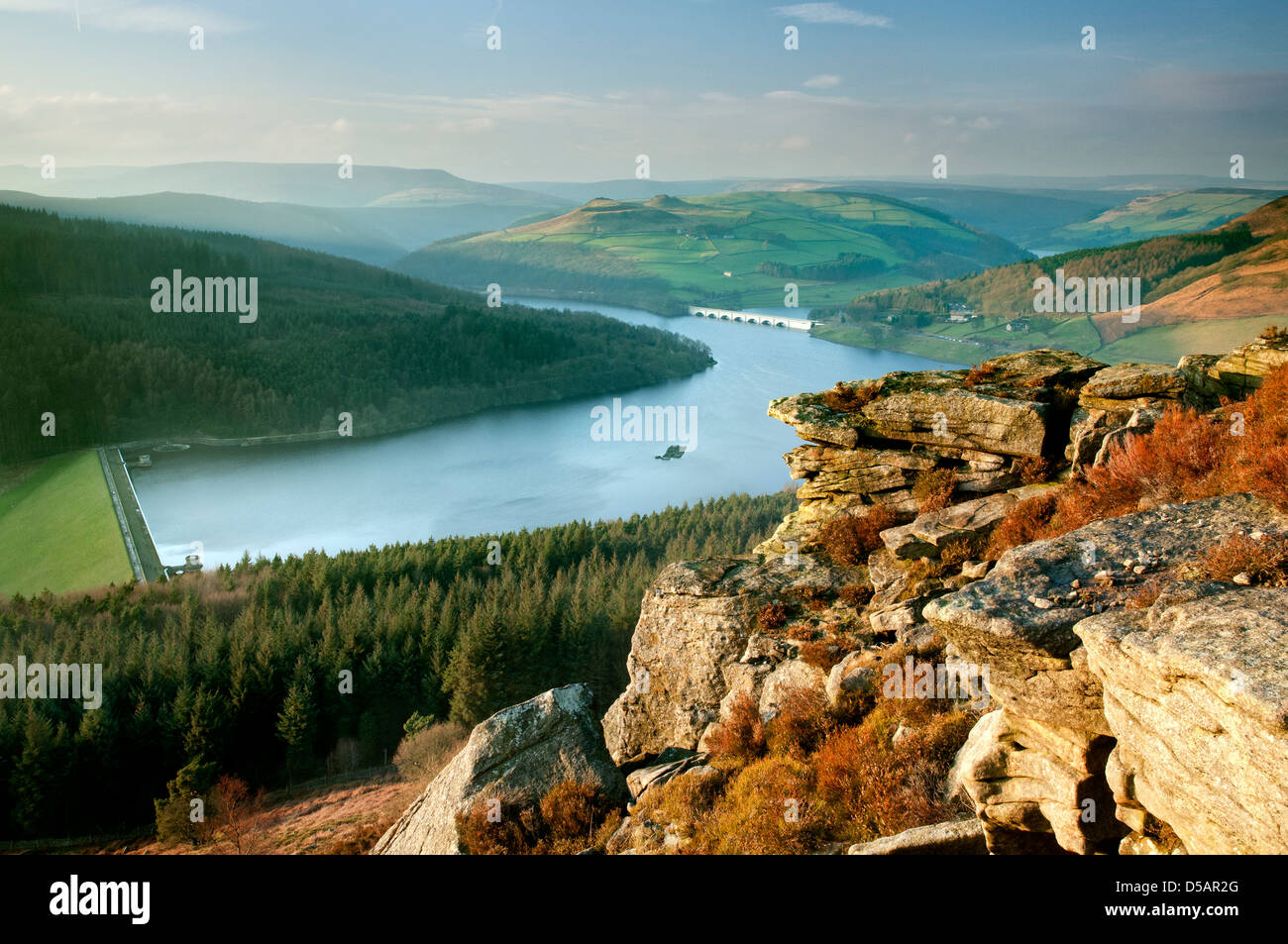 Ladybower Vorratsbehälter von Bamford Edge, The Peak District National Park gesehen. Stockfoto