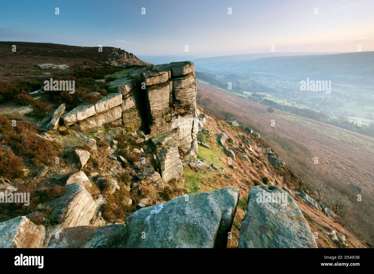 Bamford Edge im bunten Abendlicht, The Peak District National Park. Stockfoto