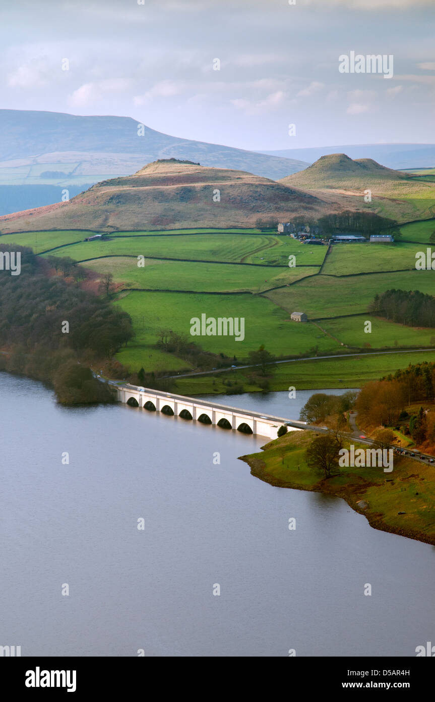 Erhöhten Blick auf Ladybower Vorratsbehälter in weiche Winter-Licht, der Peak District National Park. Stockfoto