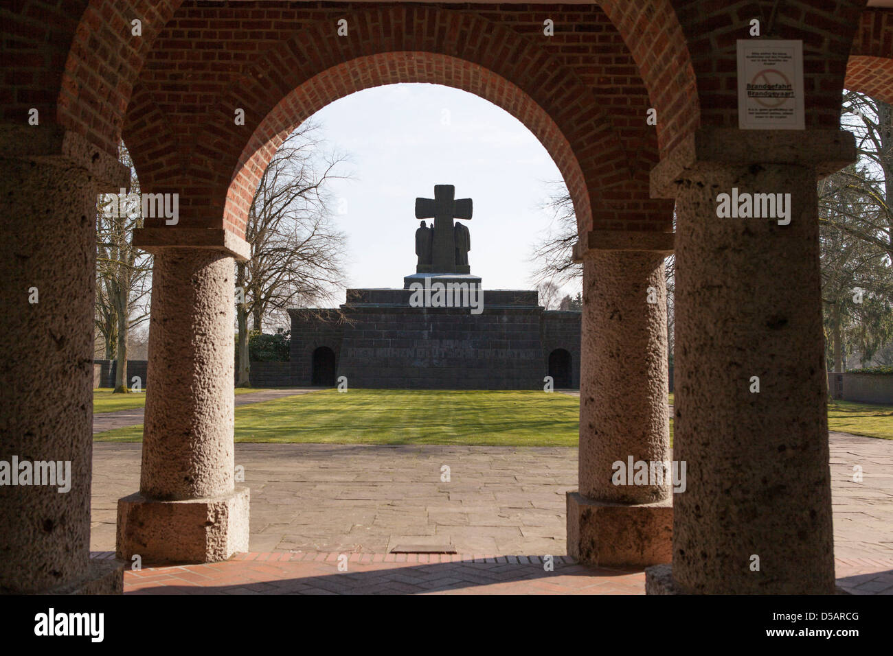 Eingang des deutschen Soldatenfriedhof am Kattenbos Lommel in Belgien. 542 tot von WW I und 38.560 tot aus dem zweiten Weltkrieg. Stockfoto