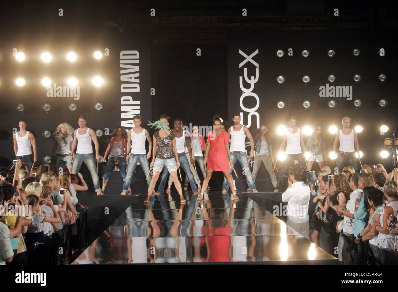 Modelle zeigen die Bezeichnung "Camp David und Soccx" im Club Spindler & Klatt in Berlin während der Mercedes-Benz Fashion Week Berlin 2010, Deutschland, 10. Juli 2010. Foto: Xamax Stockfoto