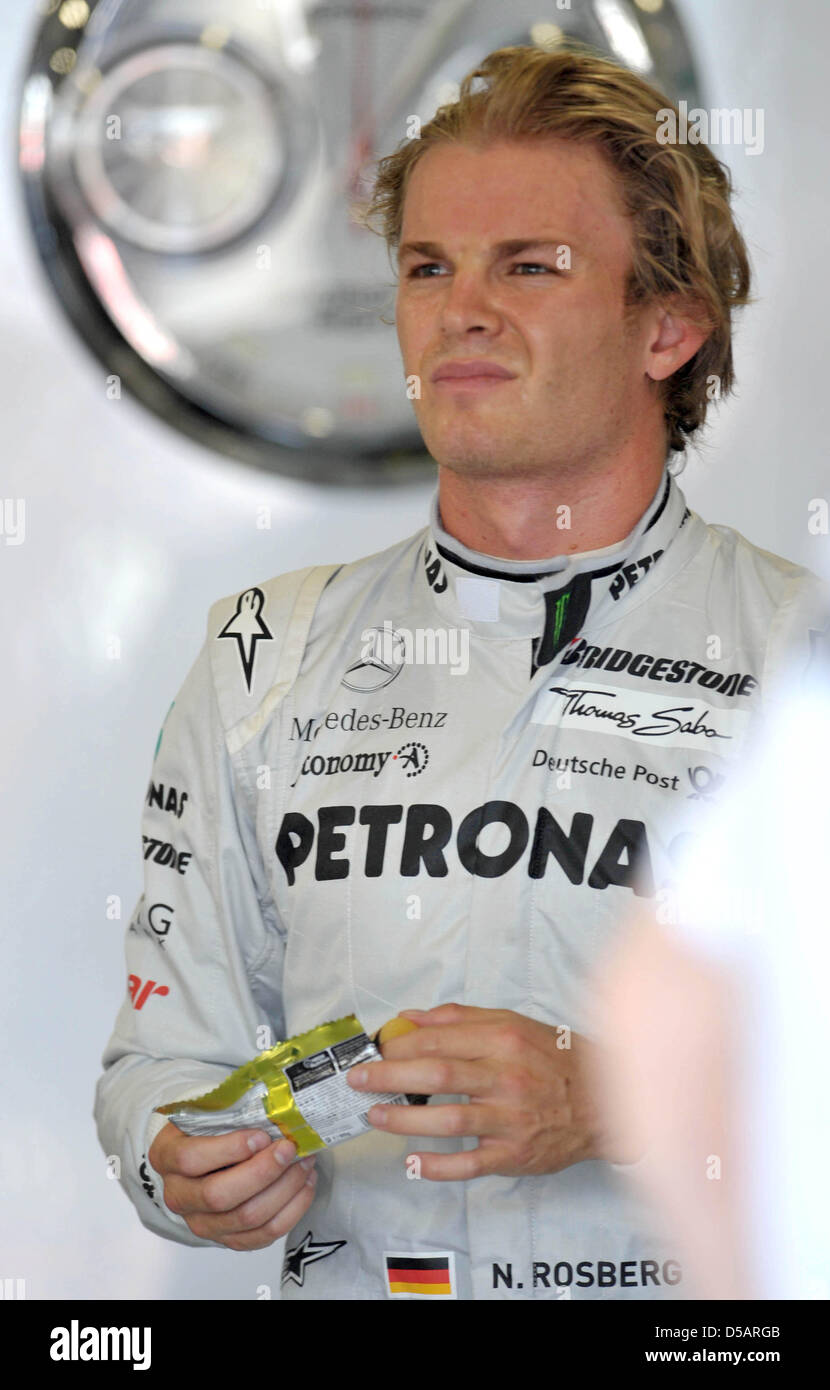 Deutsche Formel1 Rennfahrer Nico Rosberg im Team Mercedes GP steht in seiner Grube nach dem dritten Training in Silverstone, England, 10. Juli 2010. Am Wochenende beginnt der British grand Prix mit dem zehnten Rennen der Formel1-Saison 2010. Foto: Carmen Jaspersen Stockfoto