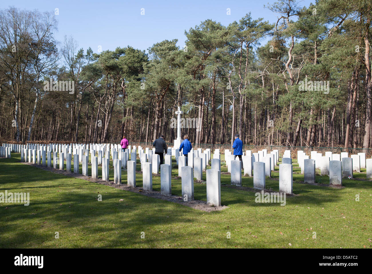 Übersicht der britischen Soldatenfriedhof in Valkenswaard in den Niederlanden mit vier Besucher. Stockfoto