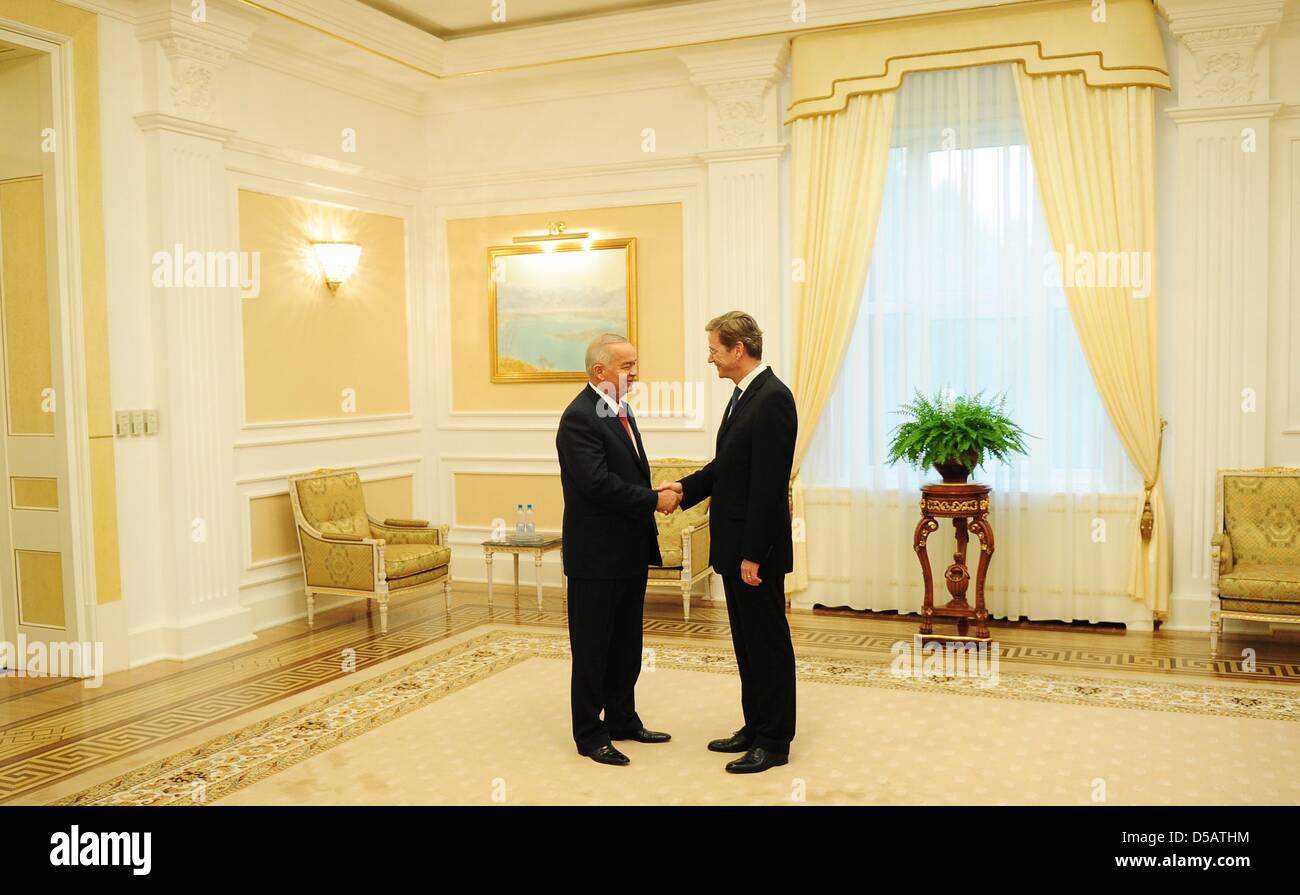 Uzbekh Präsident Islam Karimow (L) begrüßt German Foreign Minister Guido Westerwelle (R) in Taschkent, Usbekistan, 15. Juli 2010. Herr Westerwelle ist bei einem Besuch in mehreren Staaten in Zentralasien. Foto: HANNIBAL Stockfoto