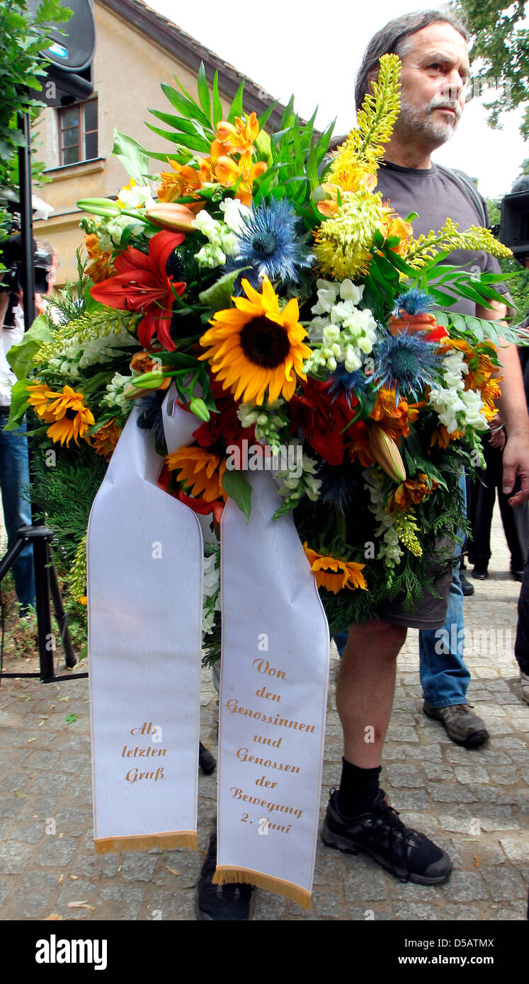 Ralf Reinders (R), ehemalige Mitglieder des ehemaligen deutschen Terrorgruppe Bewegung 2 Juni besucht das Leichenbegräbnis Fritz Teufel in Berlin, Deutschland, 15. Juli 2010. Teufel starb am 6. Juli 2010 im Alter von 67 Jahren. Das frühere Mitglied der Berliner Kommune, die 'Kommune 1' an Parkinson gelitten hatte, ist seit Jahren. Foto: Wolfgang Kumm Stockfoto