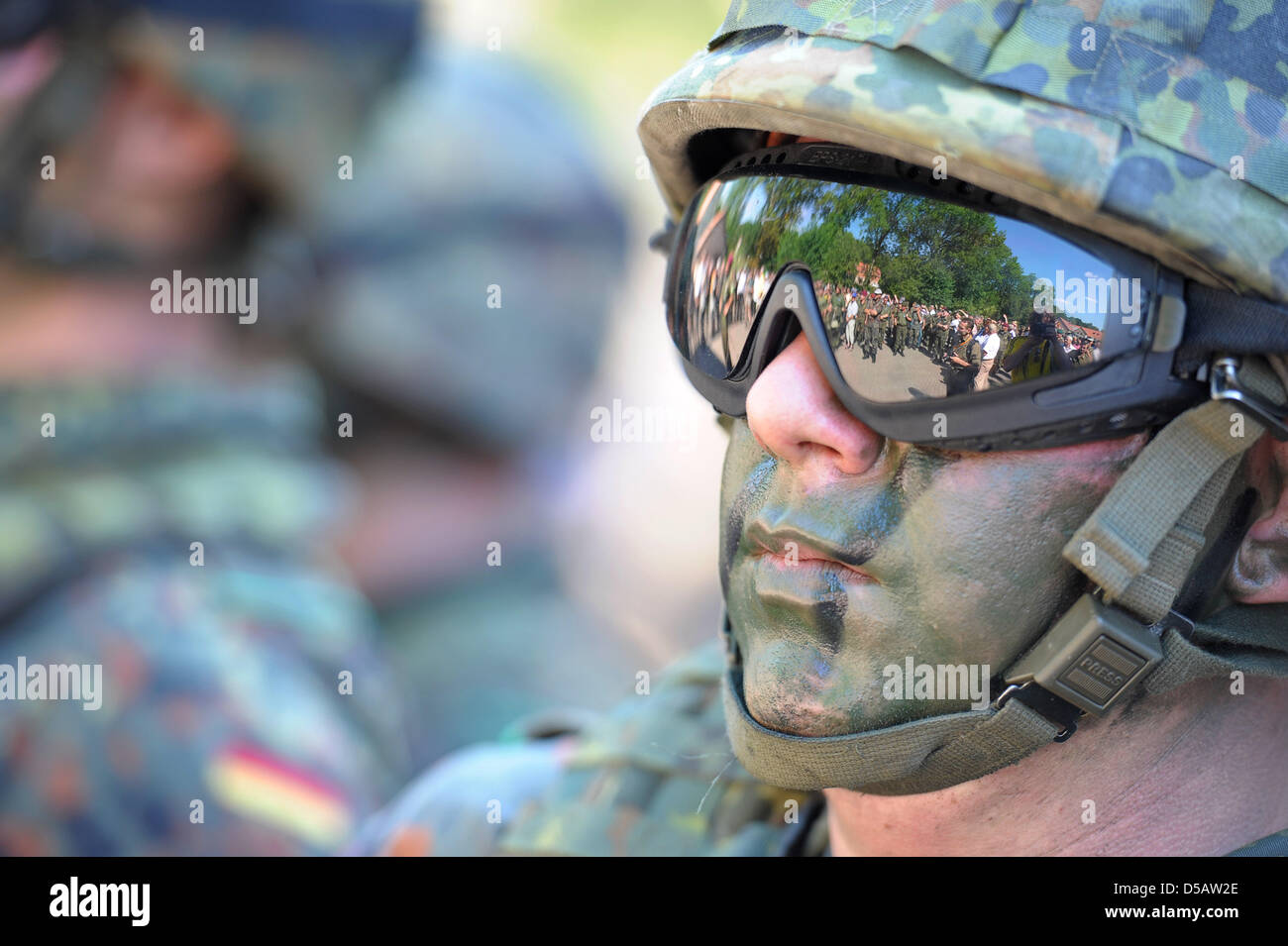 Besucher werden in die Brille ein Soldat der Infanterie-Akademie Hammelburg  während einer Präsentation auf der "Tag der Infanterie" auf dem Gelände der  Übung der Bundeswehr in Hammelburg, Deutschland, 16 Juli 2010.Photo  gespiegelt: