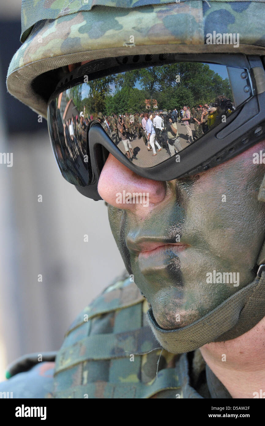 Besucher werden in die Brille ein Soldat der Infanterie-Akademie Hammelburg  während einer Präsentation auf der "Tag der Infanterie" auf dem Gelände der  Übung der Bundeswehr in Hammelburg, Deutschland, 16 Juli 2010.Photo  gespiegelt: