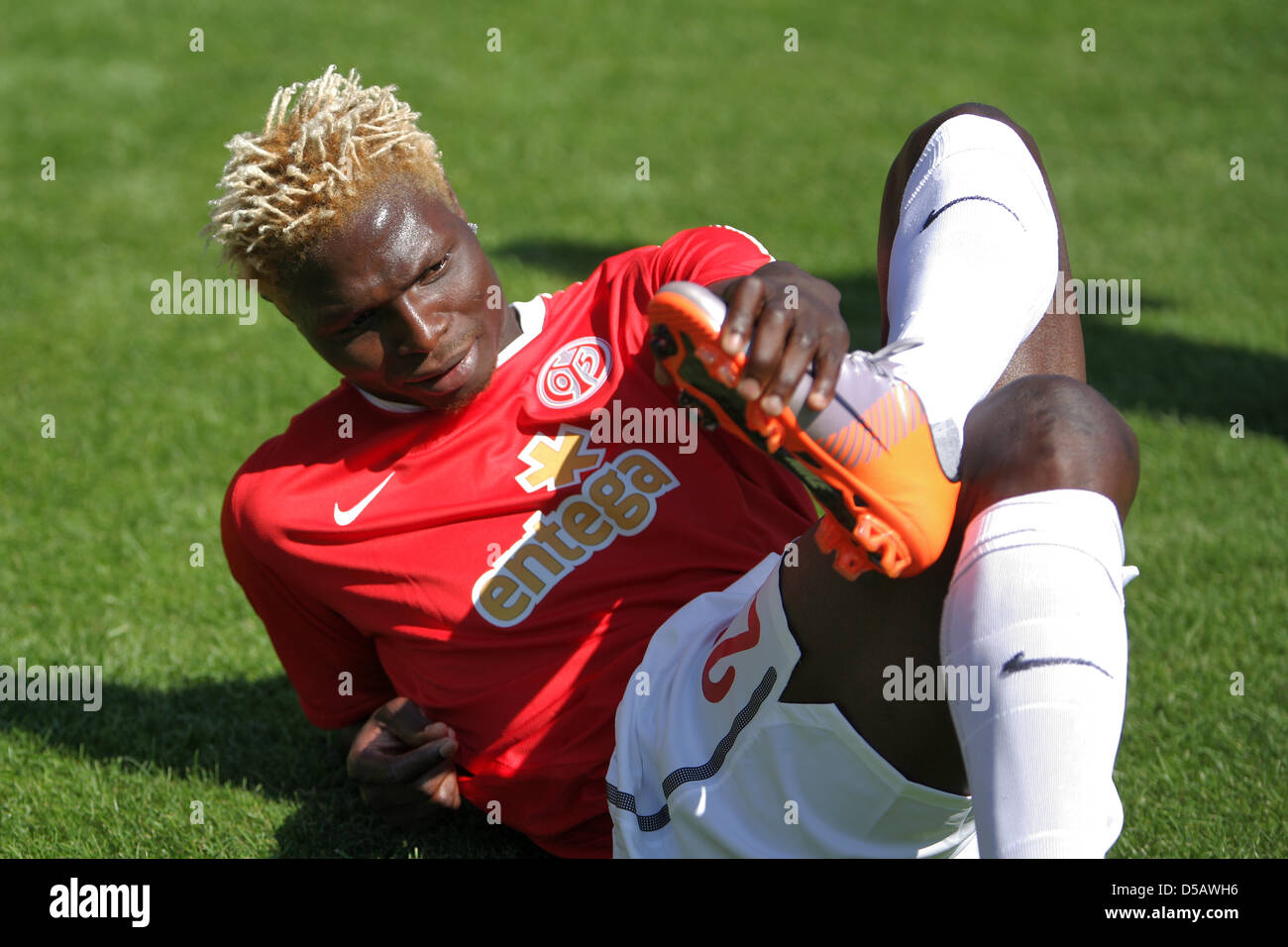 Fußball-Spieler Aristide Bance, Bundesliga Fußball Club 1. FSV Mainz, Berührungen, dass Hos zu betreten, da er auf dem Spielfeld nach dem offiziellen Team Foto-Shooting für die kommende Bundesliga-Saison in Mainz, Deutschland, 19. Juli 2010 liegt. Foto: Fredrik von Erichsen Stockfoto