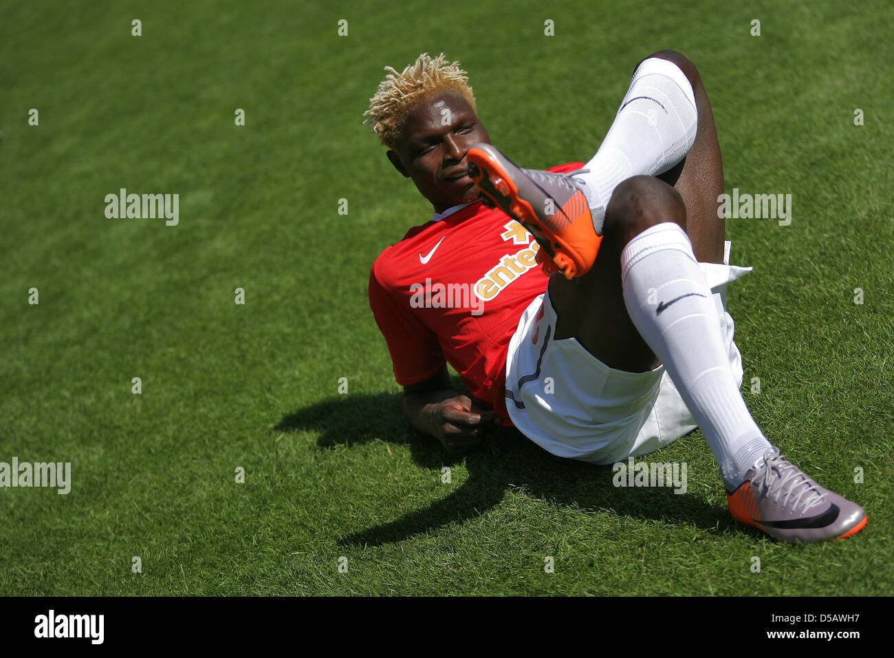 Fußball-Spieler Aristide Bance, Bundesliga Fußball Club 1. FSV Mainz, liegt entspannt auf dem Spielfeld nach dem offiziellen Team Foto-Shooting für die kommende Bundesliga-Saison in Mainz, Deutschland, 19. Juli 2010. Foto: Fredrik von Erichsen Stockfoto