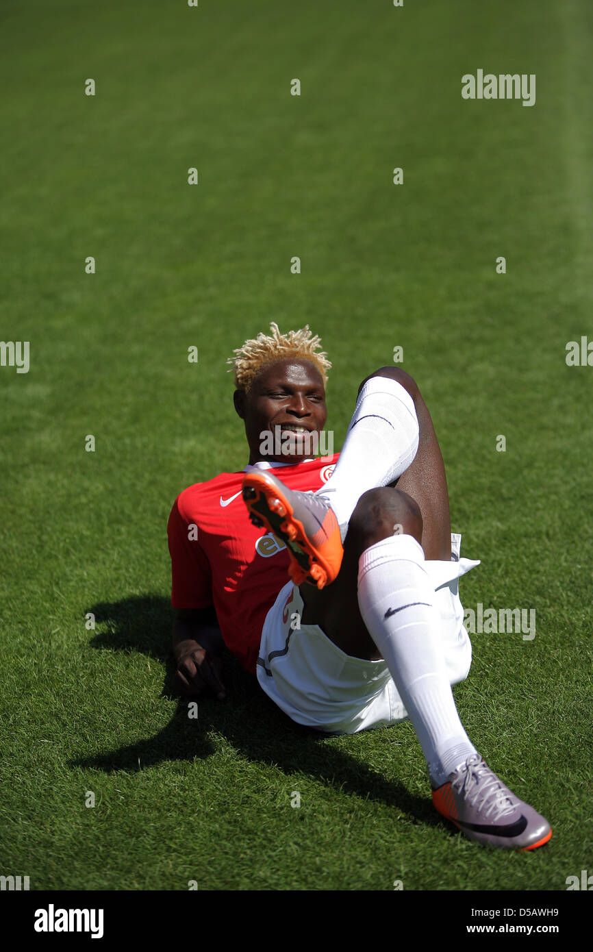 Fußball-Spieler Aristide Bance, Bundesliga Fußball Club 1. FSV Mainz, liegt entspannt auf dem Spielfeld nach dem offiziellen Team Foto-Shooting für die kommende Bundesliga-Saison in Mainz, Deutschland, 19. Juli 2010. Foto: Fredrik von Erichsen Stockfoto
