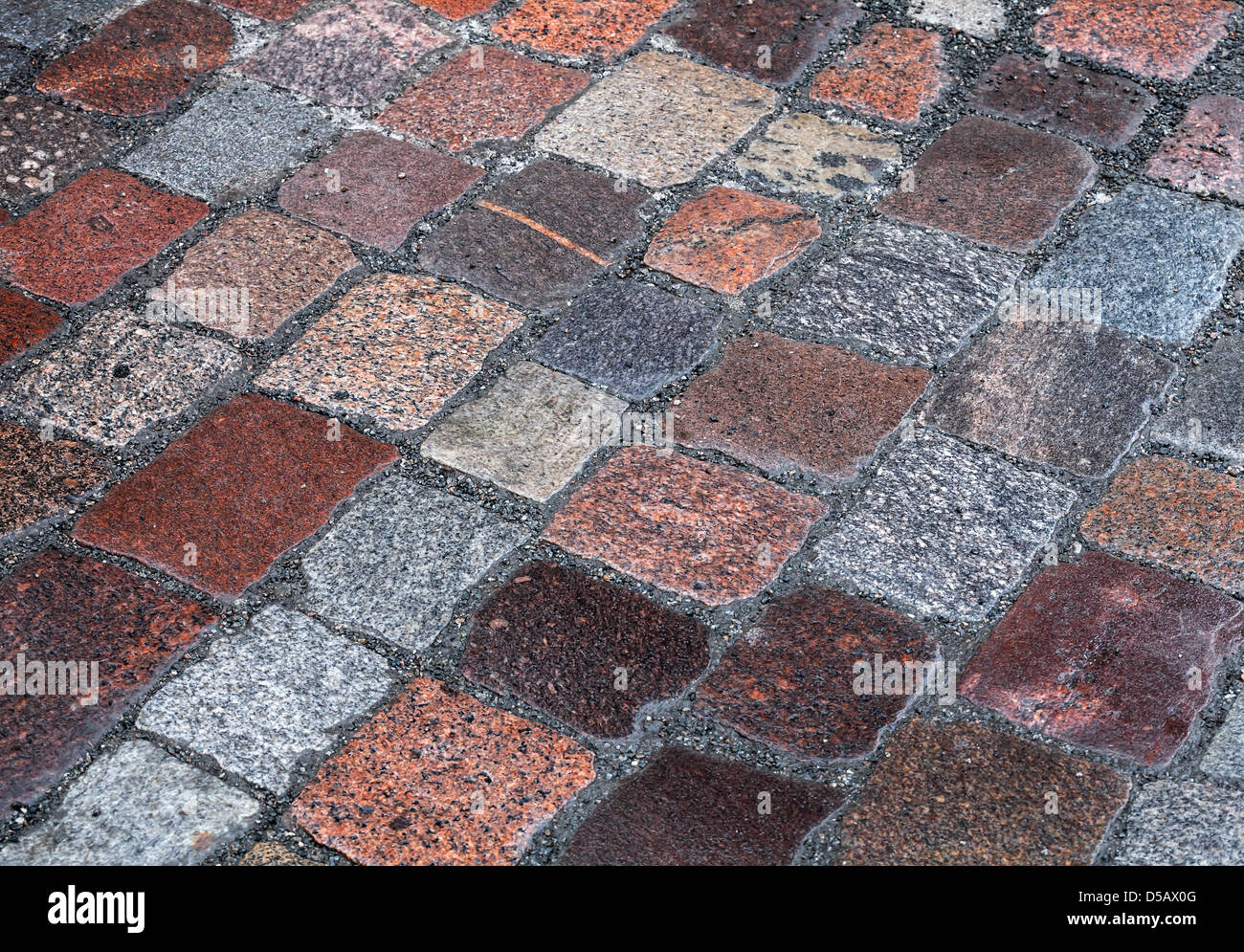 Hintergrundtextur feuchte alte Granit gepflasterten Straße Stockfoto