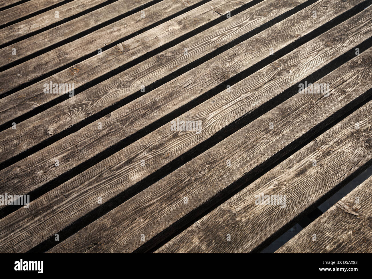 Ungefärbt verwittert braunen Holz Futter Bretter Hintergrund Textur Stockfoto