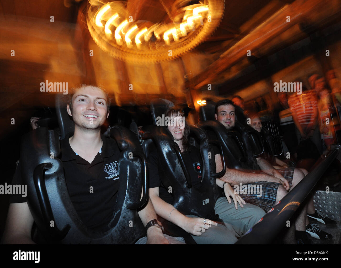 Joris, Evy, Elke und Kenny (L, R) der belgischen Achterbahn-Fan-Club, die "Rollercoasterfriends" testen fahren die neue Fahrt "Fluch von Novgorod" im Hansa-Park in Sierksdorf, Deutschland, 23. Juli 2010. Der Fan-Club Mitglieder Reisen um die Welt auf der Suche nach den spannendsten Achterbahn-Fahrten. 30 Mitglieder haben den deutschen Vergnügungspark neueste Attraktion getestet. Foto: Julian Stockfoto