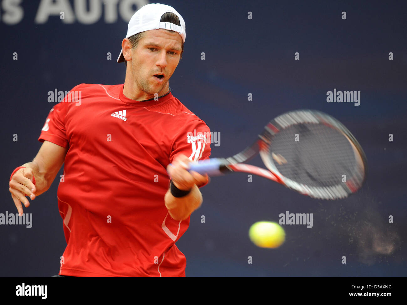 Österreichs Juergen Melzer gibt einen Ball an Italiens Potito Starace das ATP German Open im Viertelfinale Spiel am Rothenbaum Club in Hamburg, Germany, 23. Juli 2010 zurück. Foto: Fabian Bimmmer Stockfoto