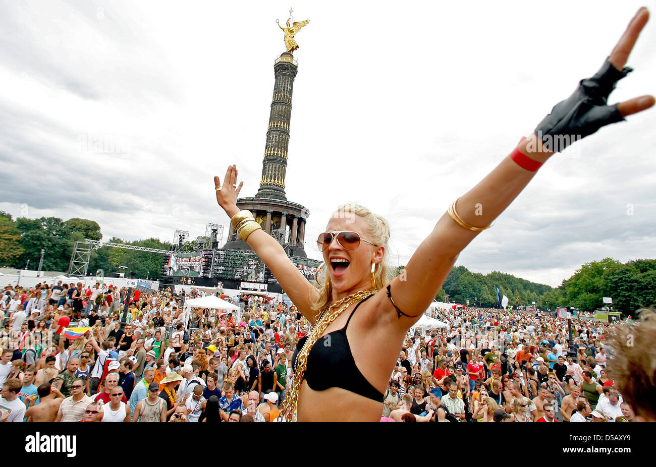 (Dpa-Datei) - ein Datei-Bild vom 15. Juli 2006 zeigt eine jungen Frau tanzt ekstatisch auf der Loveparade in Berlin, Deutschland. Bei der Loveparade 2010 in Duisburg eine Massenpanik in einem Tunnel 19 Menschen verlassen hat, Tote und Hunderte Iunjured. Foto: Marcel Mettelsiefen Stockfoto