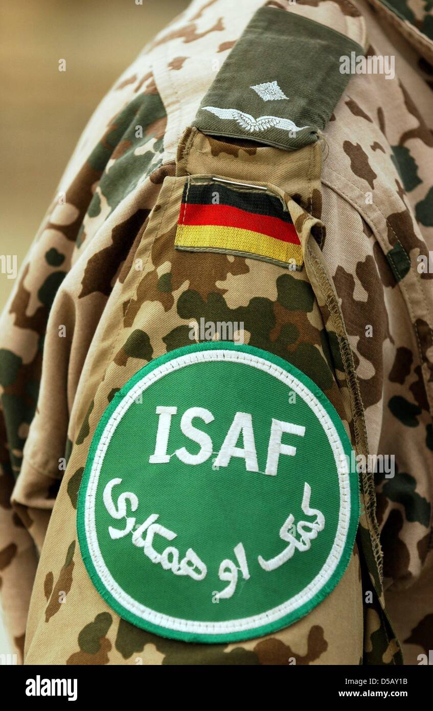 ARCHIV - sterben Militärabzeichen eine der Uniform Eines in Kabul Eingesetzten Bundeswehrsoldaten (Aufnahme Vom 4.8.2003). Kommandoaktionen, Gezielte Tötungen Und Fehlschläge - Das Nachrichtenmagazin «Der Spiegel» Sowie Die Zeitungen «New York Times» Und «Guardian» Sind Im Besitz Geheimer Informationen Über Den Krieg der USA in Afghanistan. Die Blätter Veröffentlichten bin Späten Sonntaga Stockfoto
