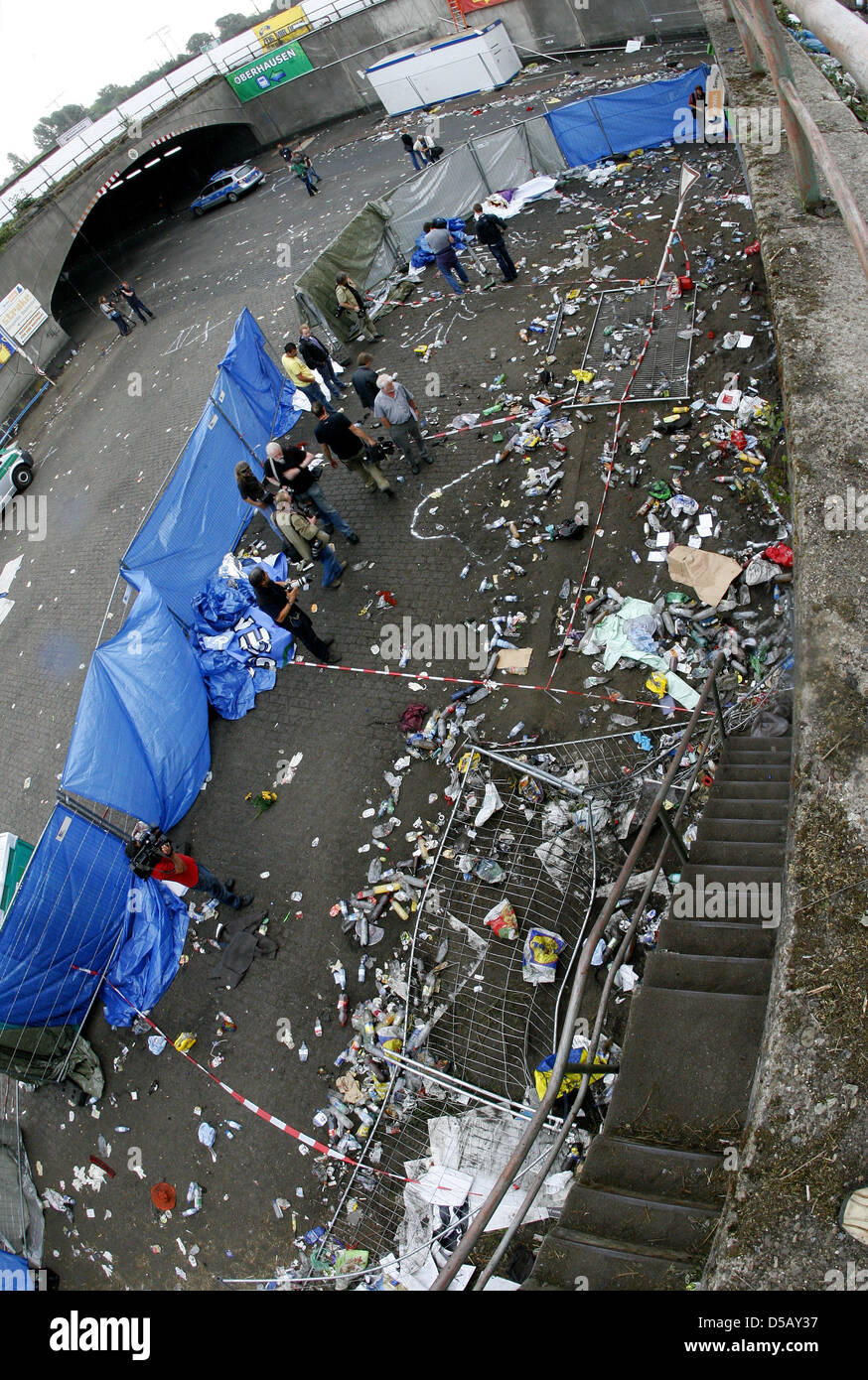 Mit Müll Bedeckt ist am Sonntag (25.07.2010) in Duisburg sterben Unglückstellle der Loveparade. Nur Wenige Meter away Sindh bin Samstag (24.07.2010) 19 Menschen Zu Tode Gekommen Und Reine Sehr Hohe Anzahl Menschen Zum Teil Schwer Verletzt Worden.  Foto: Roland Weihrauch Dpa/lnw Stockfoto