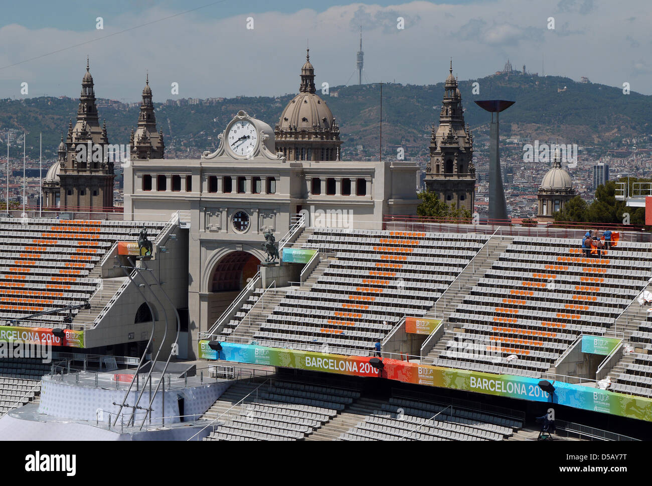 Sehen Sie auf den Tribünen im Olympiastadion Lluis Companys in Barcelona, Spanien, 24. Juli 2010. Das Stadion ist Austragungsort der Europäischen Leichtathletik Meisterschaften Barcelona 2010 vom 27. Juli bis 01 August stattfand. Foto: Rainer Jensen Stockfoto