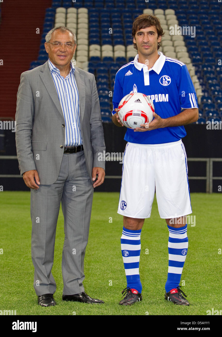 Der spanische Fußball-Spieler Raul posiert für Fotos mit Trainer Felix Magath während seiner offiziellen Einführung im Veltins Soccer Stadium in Gelsenkirchen, Deutschland, 28. Juli 2010. Seine Übertragung auf die deutsche Bundesliga-Fußballverein FC Schalke 04 ist abgeschlossen. Wie die deutschen Bundesliga-Club bestätigt, meldet der 33 Jahre alte spanische Spieler einen Zweijahres-Vertrag mit FC Schalke 04. Stockfoto