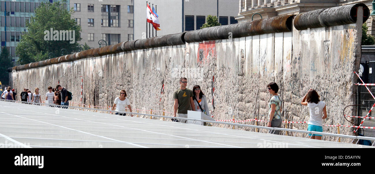 Touristen gehen neben Teilen der Berliner Mauer auf dem Gelände der ehemaligen Zentrale der deutschen Dritten Reich Geheimpolizei "Gestapo", die jetzt die Ausstellung "Topographie des Terrors" in der Niederkirchner Straße in Berlin, Deutschland, 28. Juli 2010 gehört. Foto: Wolfgang Kumm Stockfoto