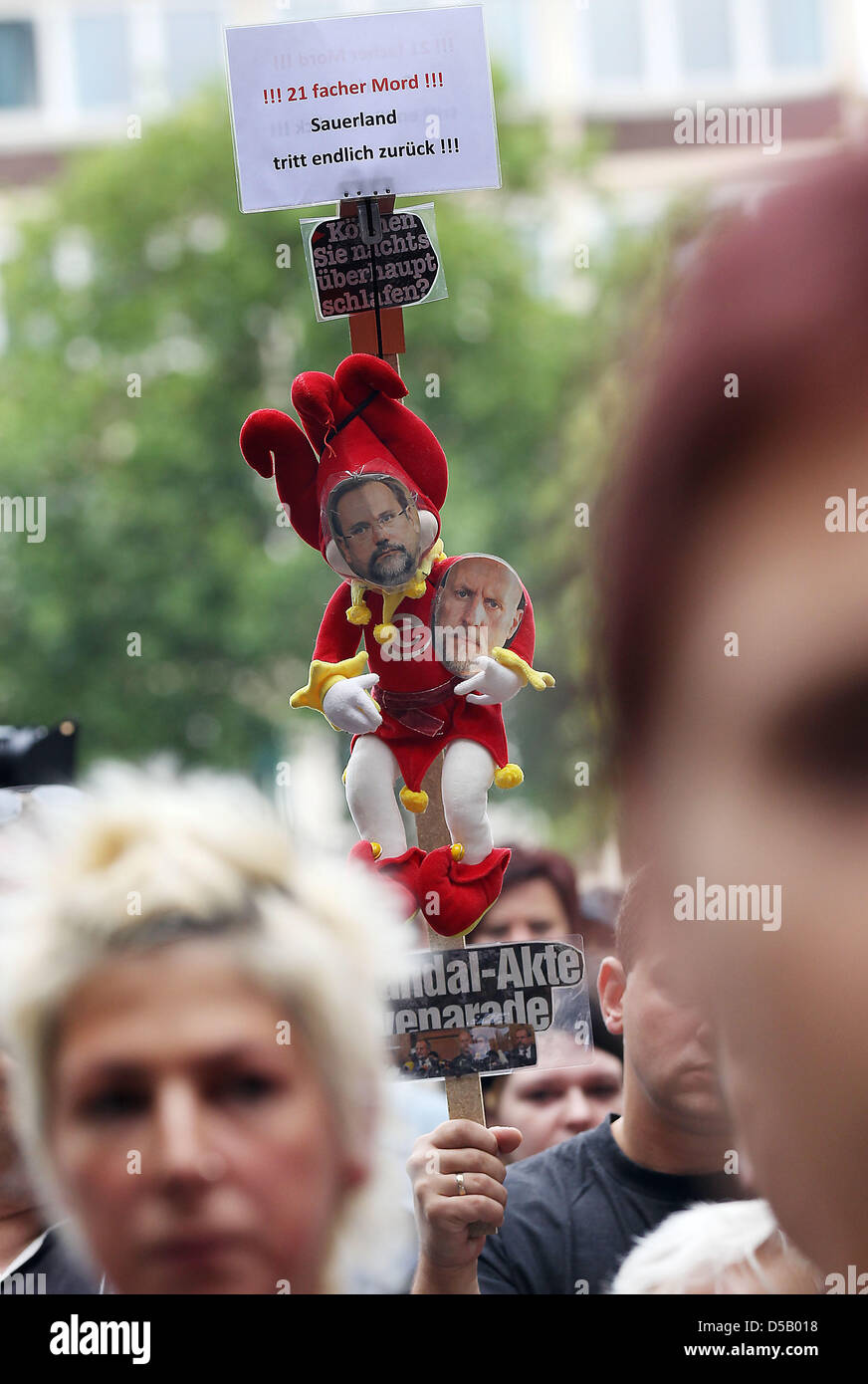 Ein Demonstrant hält eine Puppe auf einem Stock vor dem Rathaus in Duisburg, 29. Juli 2010. 200 Menschen forderte Bürgermeister Sauerland Rücktritt und die Opfer in einer Schweigeminute gedacht. Am 24. Juli 2010 21 Menschen starben und Hunderte von Menschen wurden verletzt, während eine Massenpanik bei Techno-Musik-Festival Loveparade. Foto: Oliver Berg Stockfoto