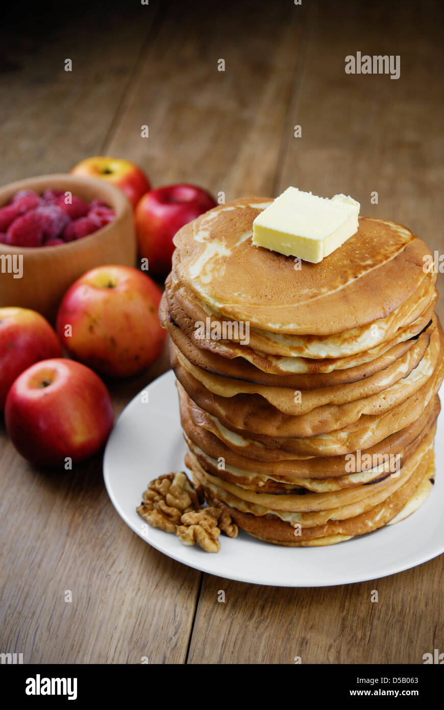 Stapel von Pfannkuchen in die weiße Platte auf dem Holztisch Stockfoto