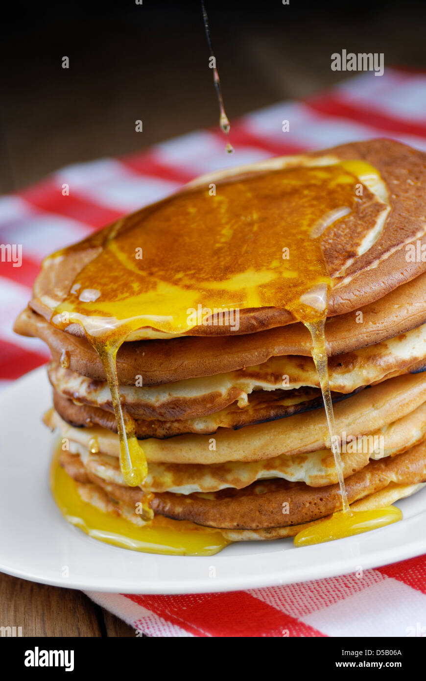 Stapel von Pfannkuchen in die weiße Platte auf dem Holztisch Stockfoto