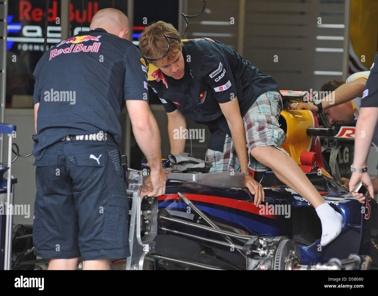 Der deutsche Formel1 Rennfahrer Sebastian Vettel von Red Bull steigt aus seinem Wagen in der Grube auf Hungaroring Rennstrecke in der Nähe Budapest, Ungarn, 29. Juli 2010. Die Ungarn Grand Prix statt findet am 1. August als das zwölfte Rennen der Formel-1-Saison 2010. Foto: Peter Steffen Stockfoto