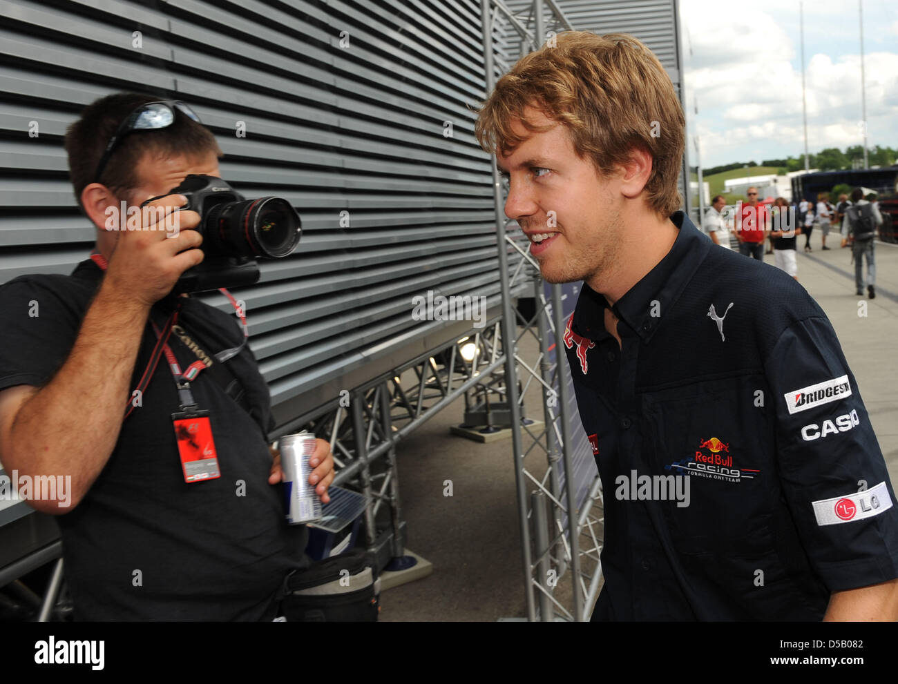 Der deutsche Formel1 Rennfahrer Sebastian Vettel von Red Bull geht auf der Koppel auf Hungaroring Rennstrecke in der Nähe Budapest, Ungarn, 29. Juli 2010. Die Ungarn Grand Prix statt findet am 1. August als das zwölfte Rennen der Formel-1-Saison 2010. Foto: Peter Steffen Stockfoto