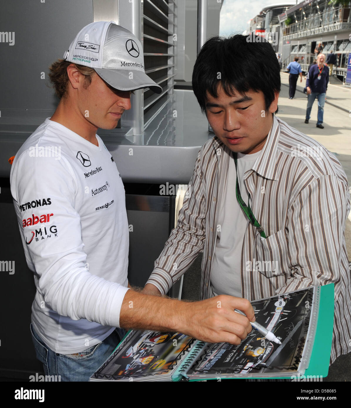 Der deutsche Formel1 Rennfahrer Nico Rosberg von Mercedes GP unterschreibt ein Autogramm auf der Koppel auf Hungaroring Rennstrecke in der Nähe Budapest, Ungarn, 29. Juli 2010. Die Ungarn Grand Prix statt findet am 1. August als das zwölfte Rennen der Formel-1-Saison 2010. Foto: Peter Steffen Stockfoto