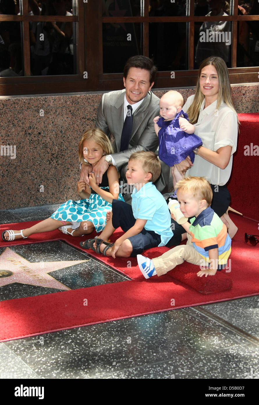 US-Schauspieler Mark Wahlberg, seine Frau Rhea Durham und ihren Kindern Ella Rea (L-R), Michael, Margaret Grace und Brendan während der Zeremonie Wahlbergs neuer Stern auf dem Hollywood Walk of Fame in Los Angeles, USA, 29. Juli 2010. Foto: Hubert Boesl Stockfoto