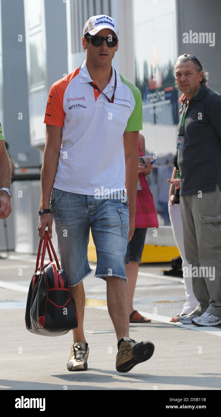 Deutscher Rennfahrer Sutil Adrian Sutil von Force India führt durch das Fahrerlager vor dem dritten Training für den Grand Prix von Ungarn in Budapest, Ungarn, 31. Juli 2010. Grand Prix von Ungarn wird am 1. August als das zwölfte Rennen der Formel1 Saison 2010 stattfinden. Foto: PETER STEFFEN Stockfoto