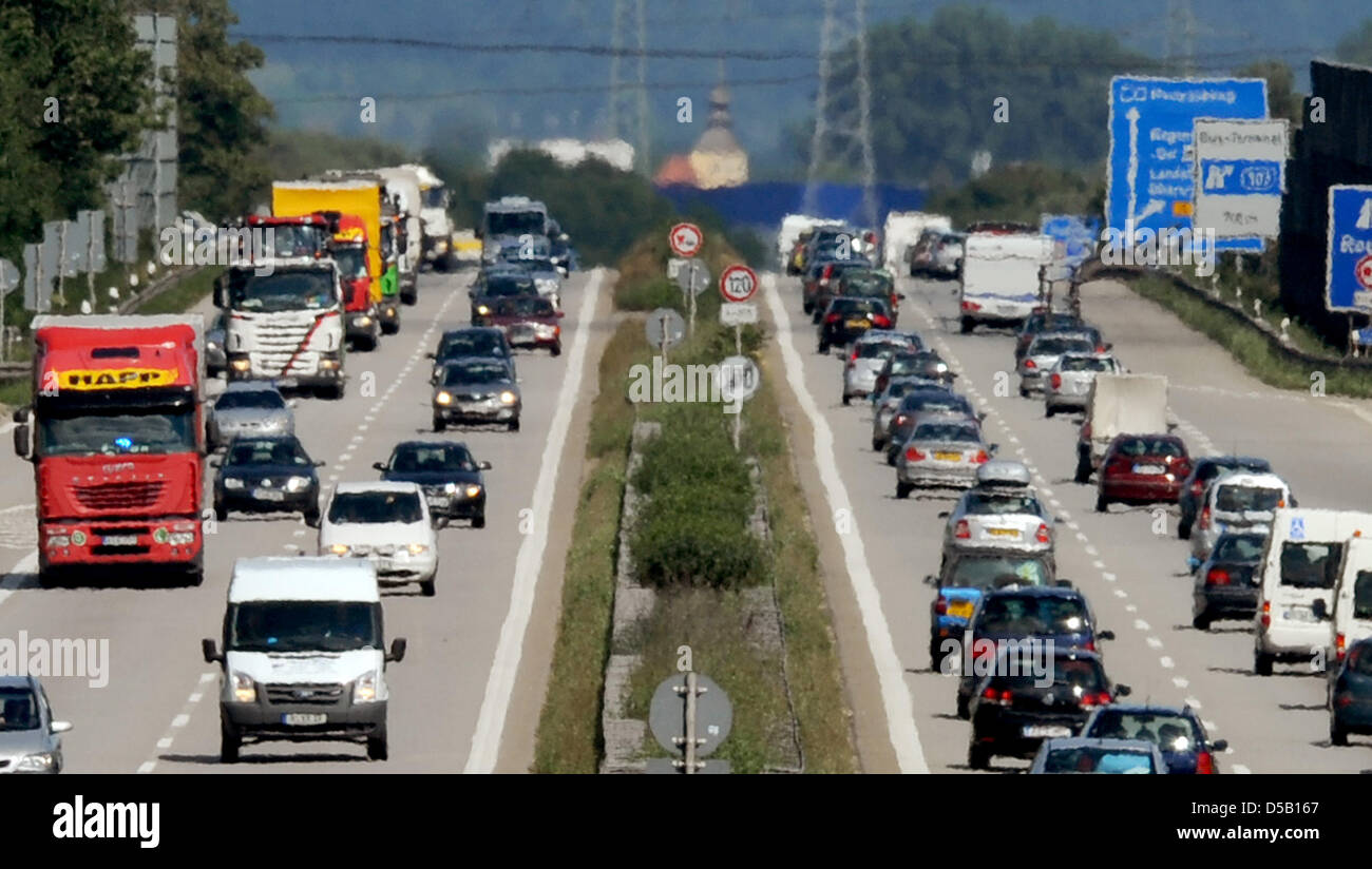 Ein Bild, aufgenommen am 31. Juli zeigt schwere Urlaub Verkehrsaufkommen auf der deutschen Autobahn A3 in der Nähe Regensburg, Deutschland. Der Beginn der Schulferien hat auch lange Staus und langsam fließenden Verkehr auf Samstag, 31. Juli 2010 auf Fernstraßen in Bayern verursacht. Foto: ARMIN WEIGEL Stockfoto