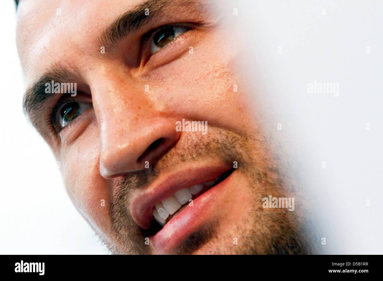 Box-Weltmeister Wladimir Klitschko auf dem Podium auf einer Pressekonferenz in der Commerzbank Arena in Frankfurt/Main, Deutschland, 2. August 2010 sitzt. Am 11. September 2010 wird Klitschko zu diesem Ort seinen WM-Titel gegen seinen Herausforderer Samuel Peter verteidigen zurückkehren. Foto: FRANK RUMPENHORST Stockfoto